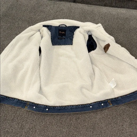 Wrangler Jean jacket men’s size small or women’s l/xl - Picture 10 of 10